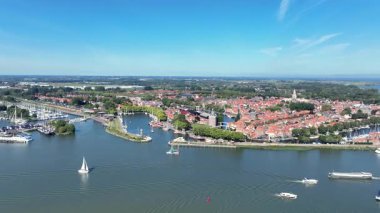 Geleneksel binaları ve temiz bir deniz kenarı yapısı olan büyük bir iç göl kıyısında tarihi bir şehir..