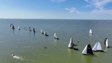 Açık bir yaz gününde birden fazla geminin açık denizde yarışacağı geleneksel bir yelkencilik yarışması..