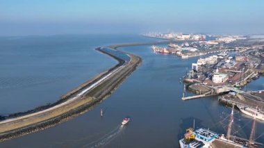 Avrupa limanına ulaşan bir balıkçı teknesinin görüntüsü, liman altyapısı, su ve deniz faaliyetleri kıyı sahasında.