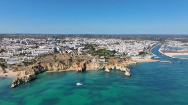 Portekiz 'in Algarve kentindeki Lagos yakınlarındaki güney sahili, kayalıkları, Atlantik Okyanusunu ve engebeli Avrupa kıyı şeridini gösteriyor..