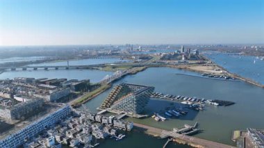 Amsterdam, Avrupa 'da modern mimari ve çağdaş binalarla kentsel ufuk çizgisi.