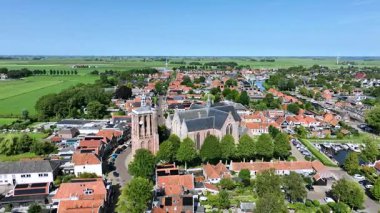 Avrupa 'nın tarihi kilise kulesi ve çevre kentsel manzarası.