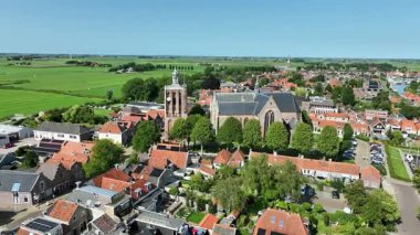 Avrupa 'nın tarihi kilise kulesi ve çevre kentsel manzarası.