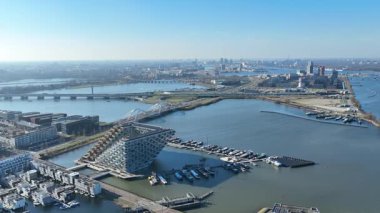 Amsterdam, Avrupa 'da modern mimari ve çağdaş binalarla kentsel ufuk çizgisi.