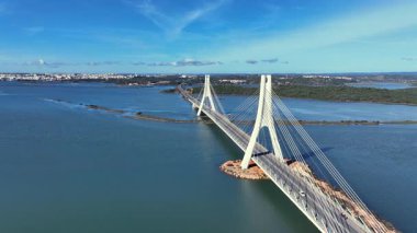 Avrupa 'da ulaşım altyapısı olan geniş bir nehri çağdaş karayolu köprüsü geçiyor.