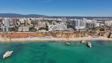 Avrupa kıyı şeridi boyunca kıyı kayalıkları ve okyanus dalgaları olan büyük kumlu bir sahil..