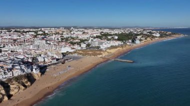Avrupa 'nın güney kıyısı boyunca kayalıkları, sahil ve okyanus kıyıları olan tarihi bir sahil kasabasının havadan görünüşü.