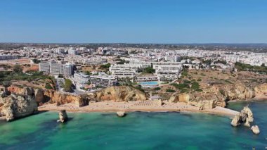 Portekiz 'in Algarve kentindeki Lagos yakınlarındaki güney sahili, kayalıkları, Atlantik Okyanusunu ve engebeli Avrupa kıyı şeridini gösteriyor..