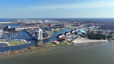 Avrupa 'nın sularından görülen tarihi nehir kenti siluetinin hava görüntüsü.