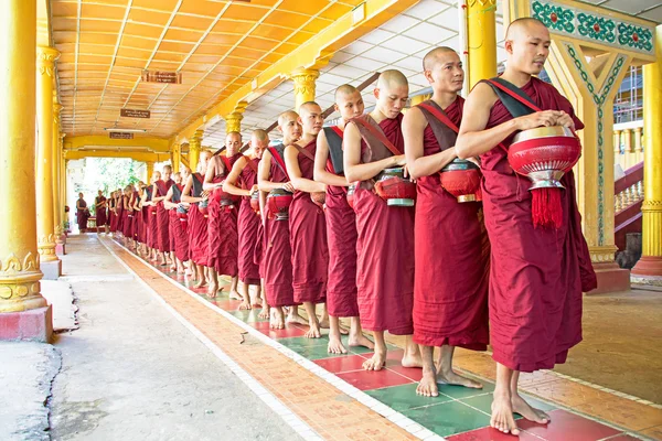 Bago, Myanmar-26 November 2015: monniken gaan voor de lunch in de m — Stockfoto