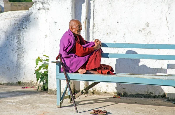 BAGO, MIANMAR - 24 de novembro de 2015: Velho monge desfrutando do sol em — Fotografia de Stock