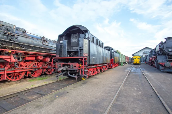 Depot aus altmodischen Lokomotiven — Stockfoto