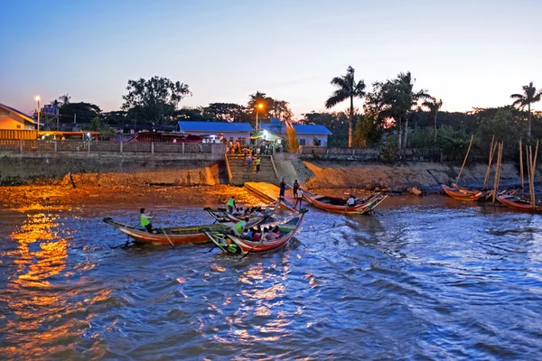 Pescatori che tornano a casa al tramonto in Myanmar — Foto Stock
