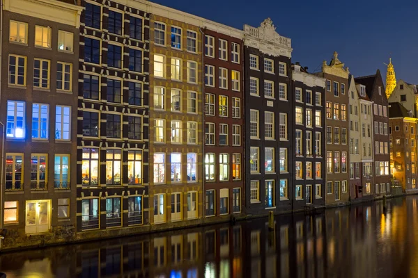 Middeleeuwse huizen van Amsterdam bij nacht in Nederland — Stockfoto