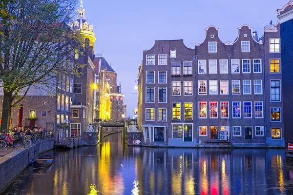 Μεσαιωνικά σπίτια στο Άμστερνταμ, κάτω χώρες, στο λυκόφως — Φωτογραφία Αρχείου