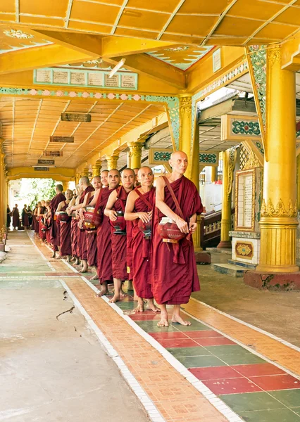 Bago, Myanmar-26 November 2015: monniken gaan voor de lunch in de m — Stockfoto