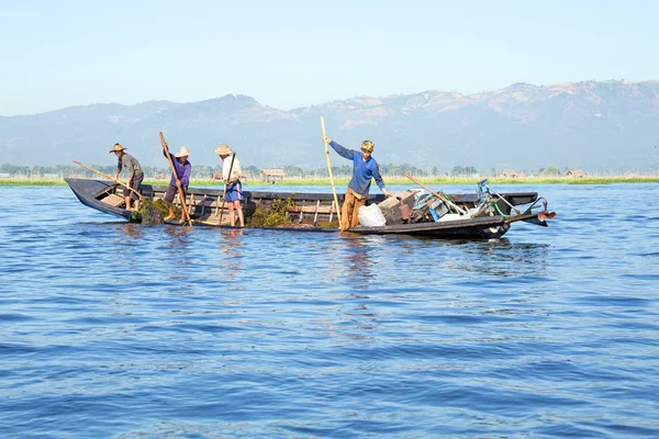 INLE LAKE, MYANMAR - 23 DE NOVIEMBRE DE 2015: Trabajadores locales recogiendo — Foto de Stock