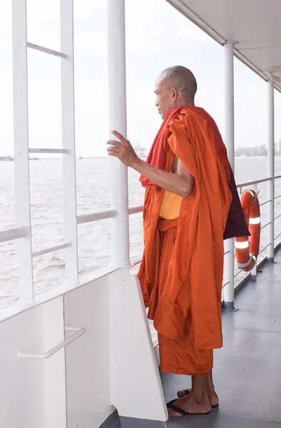 Yangon, Myanmar - 24 november 2015: monnik op de veerboot in Yangon — Stockfoto