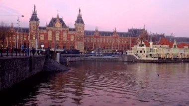Gün batımında Hollanda'nın Amsterdam Merkez İstasyonu