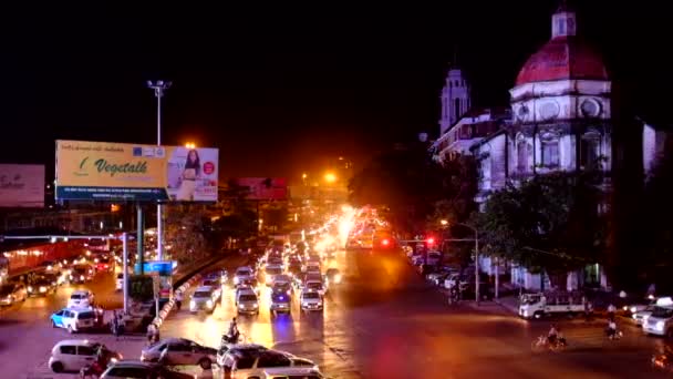 Trafic à Yangon Myanmar la nuit — Video