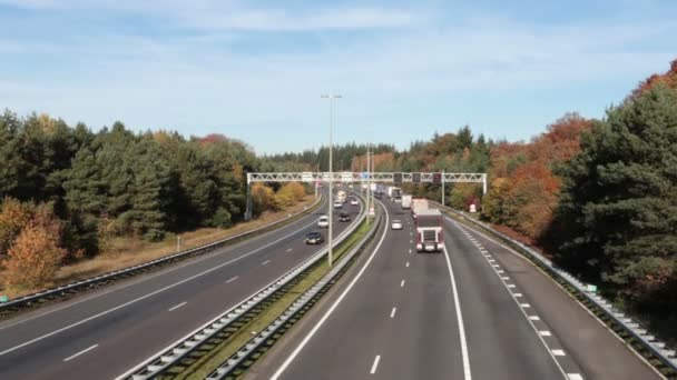 Motorväg A1 på landsbygden från Nederländerna i höst — Stockvideo