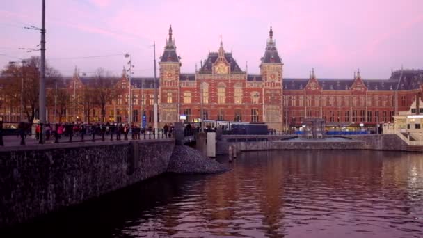 Centraal Station bij zonsondergang in Amsterdam Nederland — Stockvideo