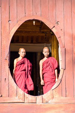 Inle, Myanmar-Kasım 24: Genç acemi rahipler pencere, ahşap M