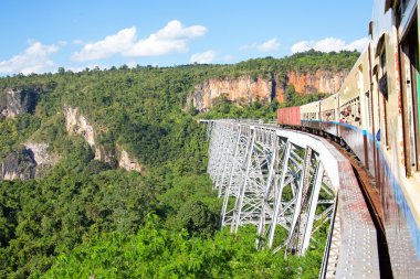 Myanmar Goteik Viyadüğü üzerinde tren