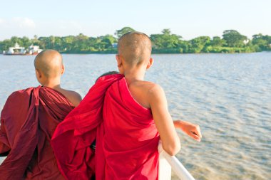 Yangon, Myanmar - 24 Kasım 2015: genç rahipler feribot