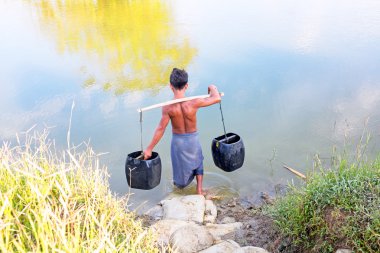 Yangon, Myanmar - 25 Kasım 2015: Su taşıyıcı iki buck ile
