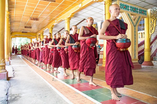 Bago, Myanmar-26 November 2015: monniken gaan voor de lunch in de m — Stockfoto