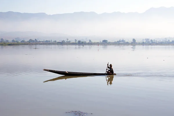 Pescatore Che Pesca All Alba Myanmar — Foto Stock