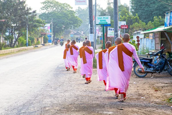 Mandalay, Myanmar - Kasım 24: Budist Rahibe al yürüyor — Stok fotoğraf