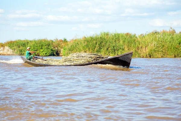 INLE LAKE, MIANMAR - 23 de novembro de 2015: Trabalhador está transportando b — Fotografia de Stock