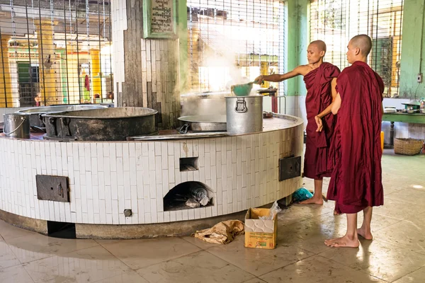 BAGO, MYANMAR 26 novembre 2015: I monaci preparano il pranzo nel m — Foto Stock