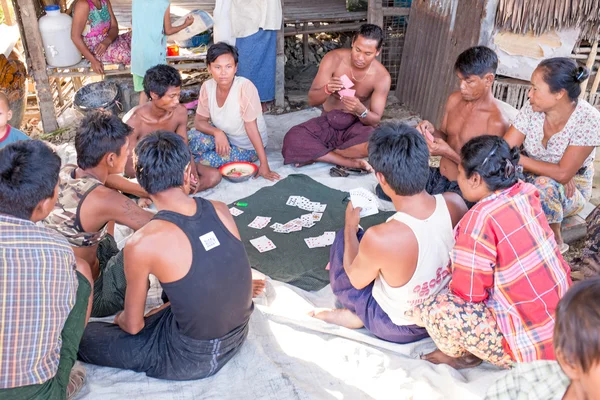 Yangon, Myanmar - 25 November 2015: Dorpelingen speelkaarten in — Stockfoto