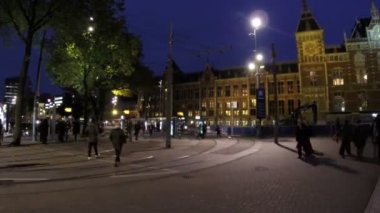 Amsterdam 'daki merkez istasyon Hollanda' da gece
