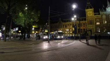 Amsterdam 'daki merkez istasyon Hollanda' da gece