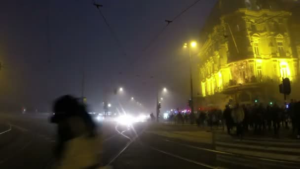 Ruch w centrum Amsterdamu w Holandii w nocy — Wideo stockowe