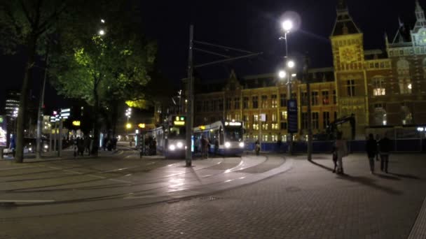 Centralstation i Amsterdam, Nederländerna på natten — Stockvideo