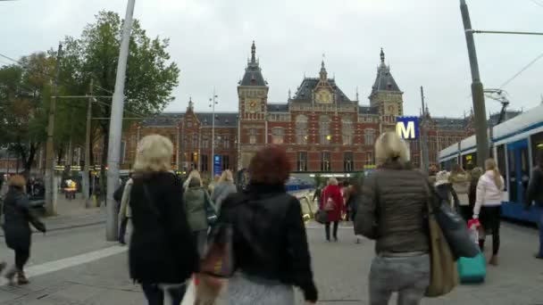 Centraal Station in Amsterdam Nederland bij avondschemering — Stockvideo