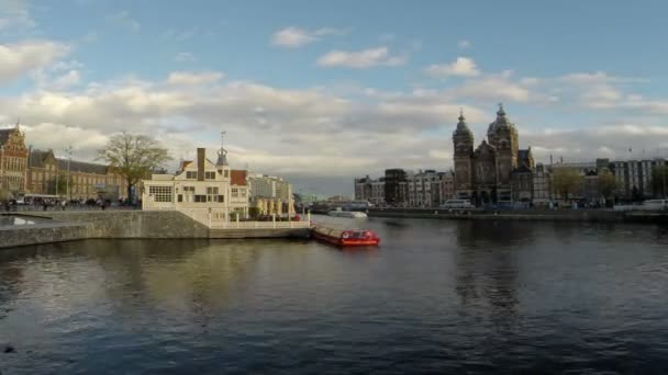 Amsterdam avec l'église St. Niklaas aux Pays-Bas — Video