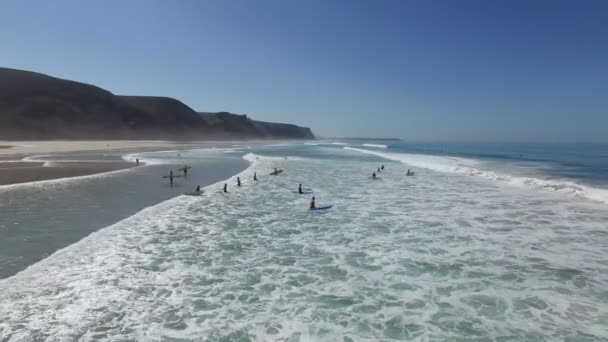 Aérea de las clases de surf en el océano atlántico en Portugal — Vídeos de Stock