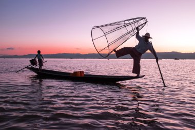 Balıkçı günbatımı Inle Gölü Burma Myanmar, silüeti