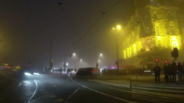 Амстердам, Нидерланды - 12 ноября 2015 года: Пробки в центре города ночью в Нидерландах — стоковое видео