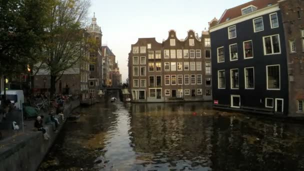 Amsterdam, Pays-Bas - 5 octobre 2015 : Vieilles maisons médiévales dans le centre-ville d'Amsterdam aux Pays-Bas — Video