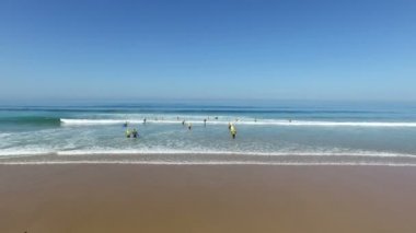 Vale Figuerias, Portekiz - 4 Eylül 2015: ünlü sörfçü üzerinde sörf dersleri alıyorum sörfçü Vale Figueiras Portekiz plaj