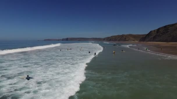 Vale Figuerias, Portugalsko - 4 září 2015: Surfaři dostává lekce surfování na slavné surfaři pláž Vale Figueiras v Portugalsku — Stock video