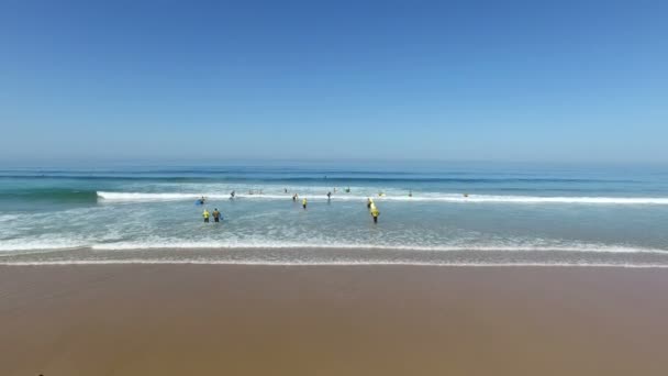 Vale Figuerias, Portugal - 4 de septiembre de 2015: Surfistas recibiendo clases de surf en la famosa playa de surfistas Vale Figueiras en Portugal — Vídeos de Stock