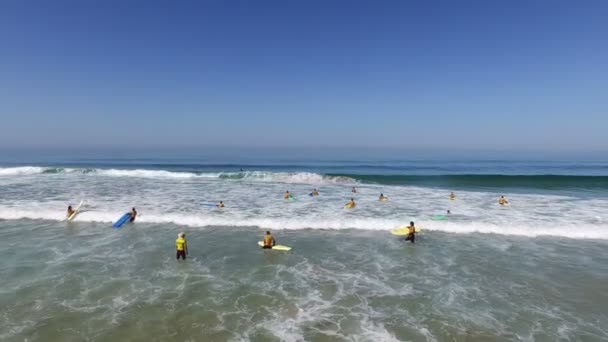 Vale Figuerias, Portugal - 4 de septiembre de 2015: Surfistas recibiendo clases de surf en la famosa playa de surfistas Vale Figueiras en Portugal — Vídeos de Stock